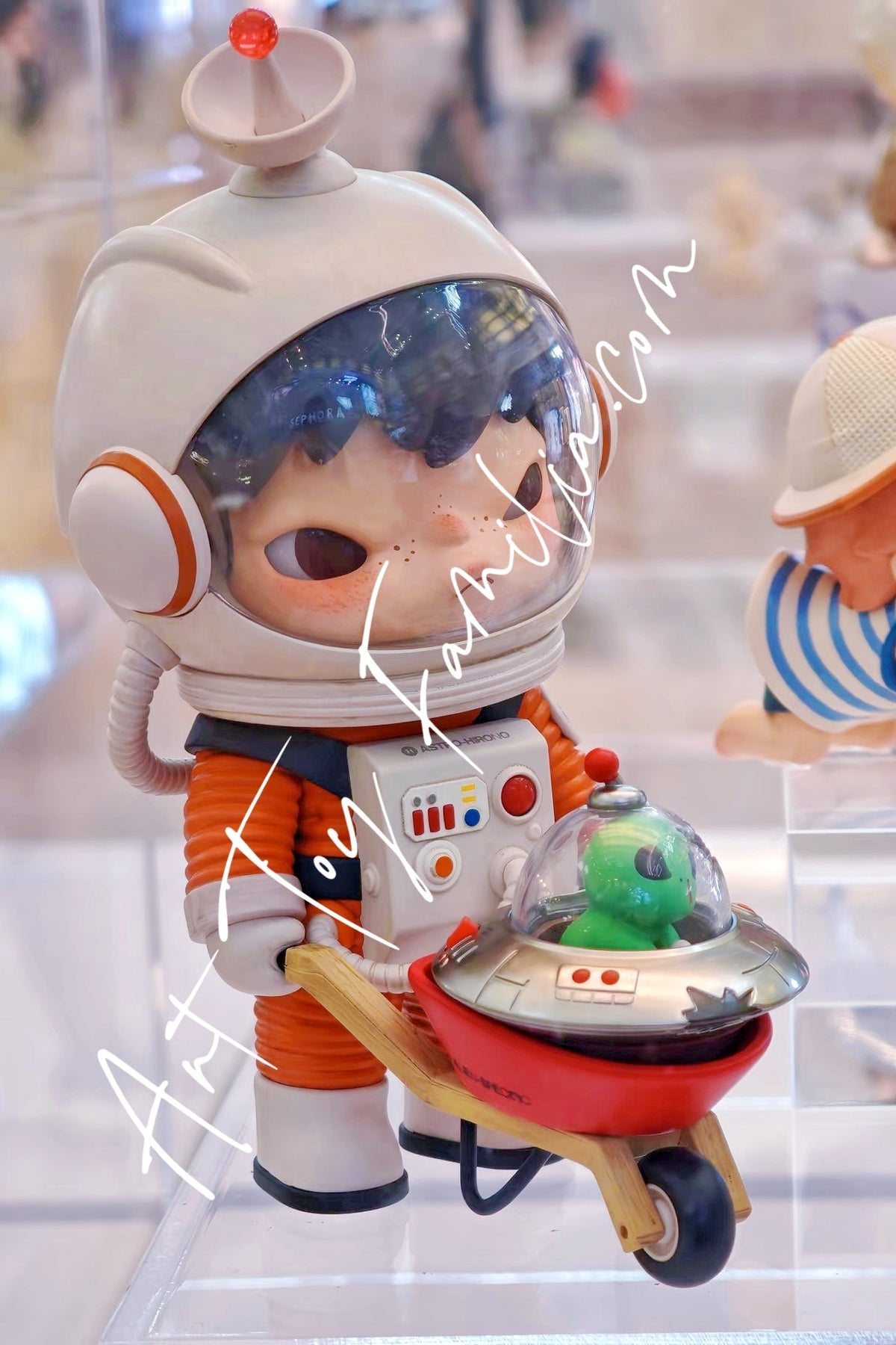 Hirono Searching for Aliens Figurine